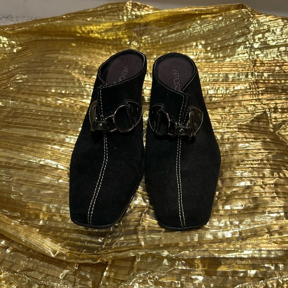 AEROSOLES Black Mules with Decorative Buckle and Rounded Toe - Picture 7 of 7